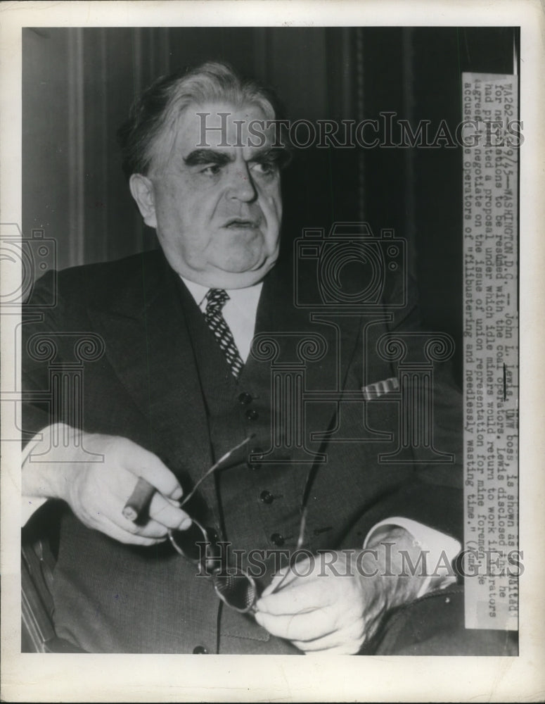 1945 Press Photo John L Lewis Shown as He Waited for Negotiations To Be Resumed