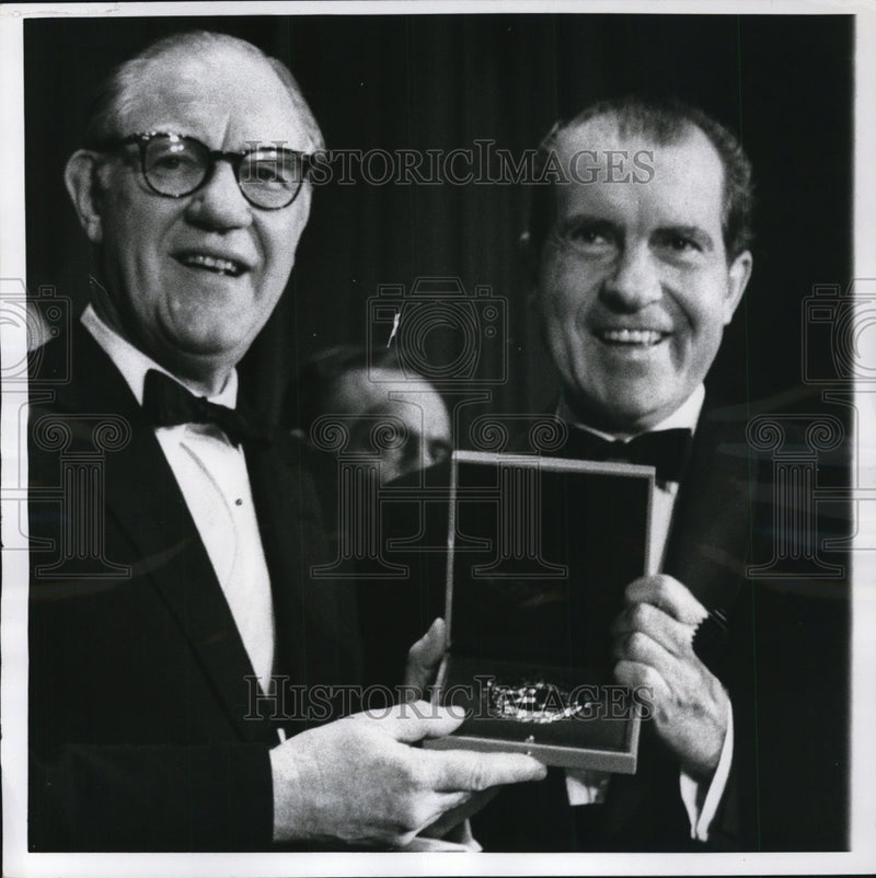 Load image into Gallery viewer, 1969 Press Photo Pres.Richard Nixon accept Sports Award from Roger M.Blough
