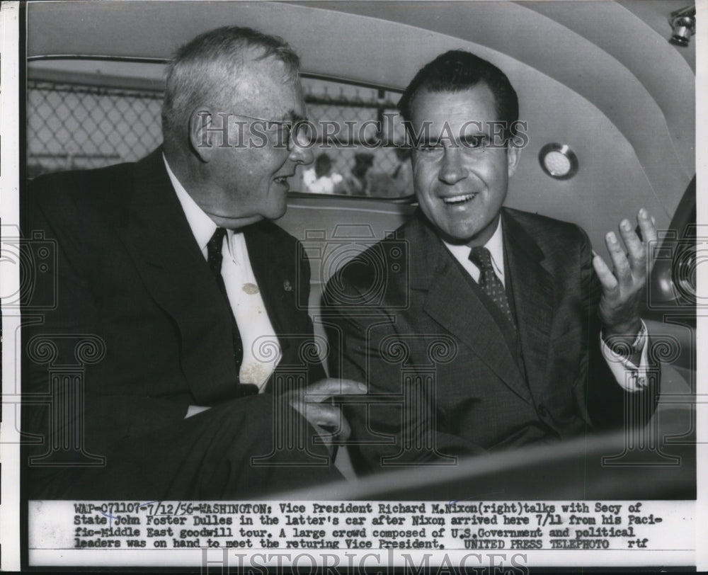 1956 Press Photo Vice-Pres Nixon Talks With John Foster Dulles in Latter's Car