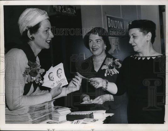 1958 Press Photo Mrs. William Saxbe (Left) - nef24596