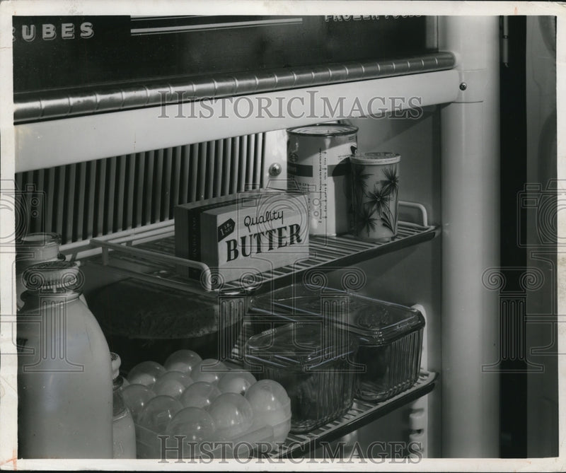 Load image into Gallery viewer, 1947 Press Photo Preventing Refrigerator Storage - nef24620
