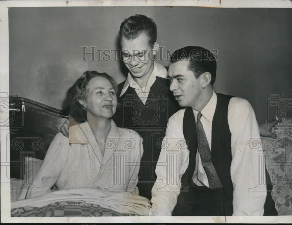 1940 Press Photo Mrs Louise Schneider And Two of Her 47 Wards - nef24621