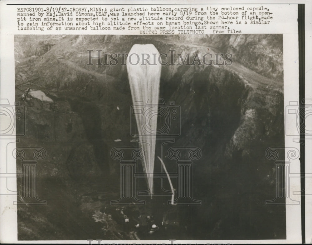 1957 Press Photo Giant Balloon Carrying Tiny Capsule Manned By Maj. David Simons