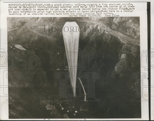 1957 Press Photo Giant Balloon Carrying Tiny Capsule Manned By Maj. David Simons