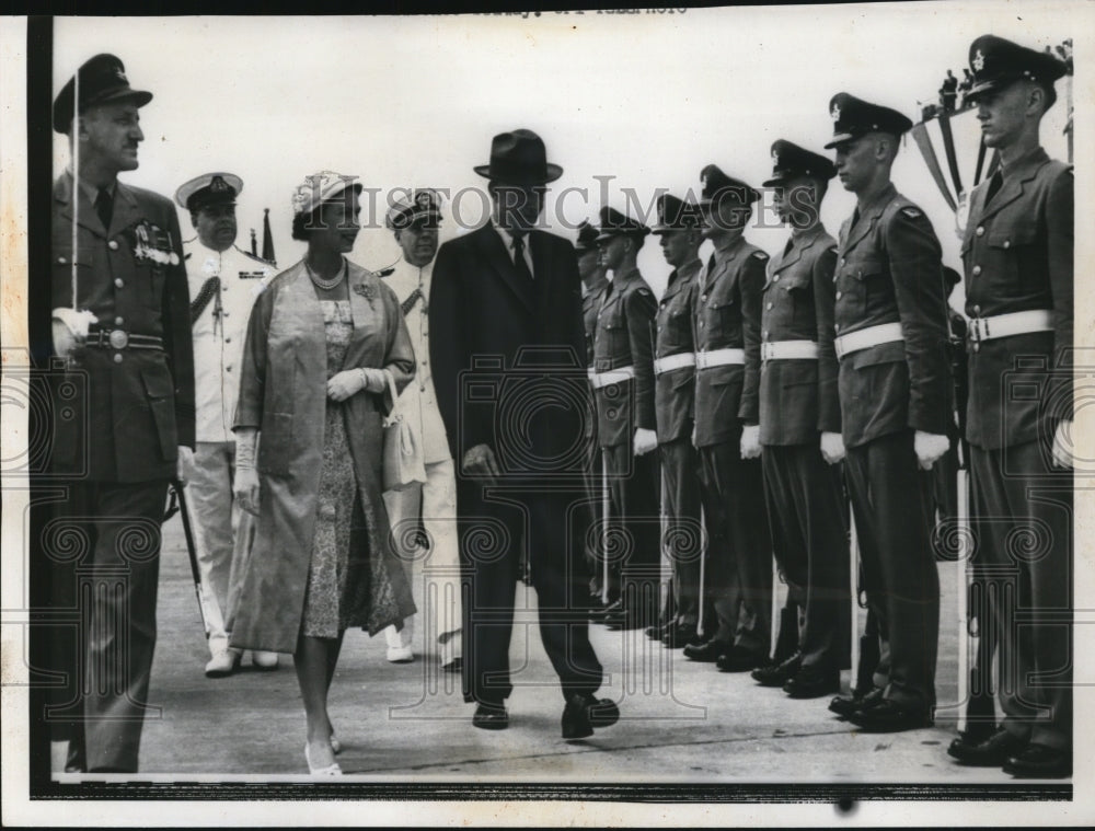 1959 Press Photo Queen Elisabeth, and President Eisenhower inspect honor guard