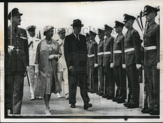1959 Press Photo Queen Elisabeth, and President Eisenhower inspect honor guard