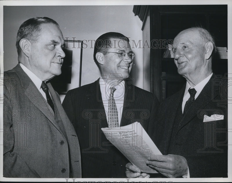 Load image into Gallery viewer, 1961 Press Photo McNamara (Center) - nef24704
