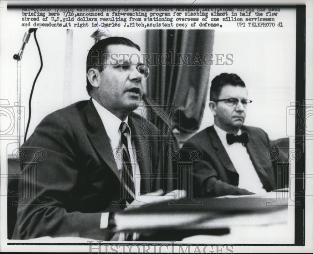 1962 Press Photo Robert S. McNamara, Charles J. Hitch at News Briefing, D.C.