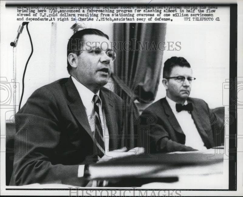 Load image into Gallery viewer, 1962 Press Photo Robert S. McNamara, Charles J. Hitch at News Briefing, D.C.
