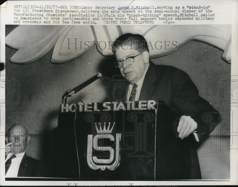 Load image into Gallery viewer, 1957 Press Photo James P. Mitchell at Manufacturing Chemists' Association Dinner
