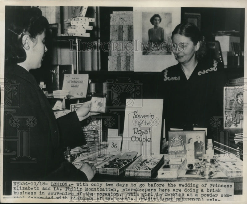 Load image into Gallery viewer, 1947 Press Photo Souvenir Shop for Royal Coronation, London, England - nef24754
