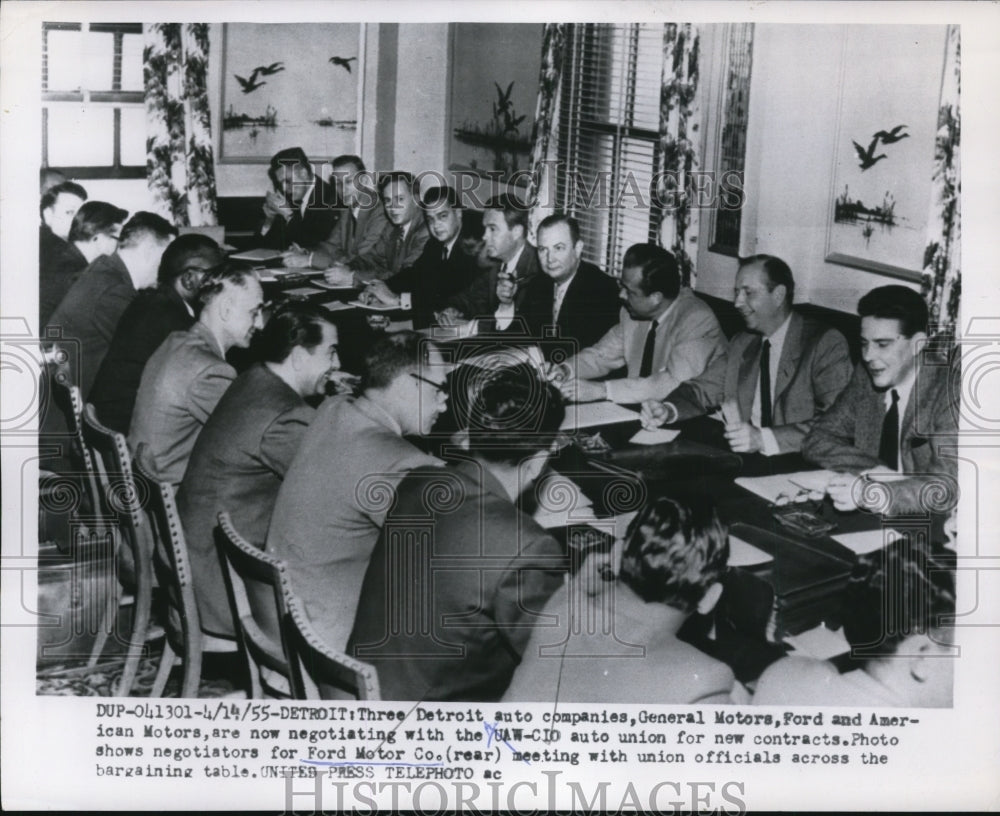 1955 Press Photo Ford Motors negotiating with CIO auto union for new contracts.