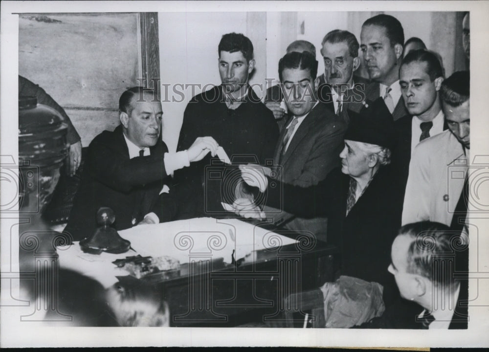 1945 Press Photo Woman votes in a Portuguese election while a group of men watch- Historic Images