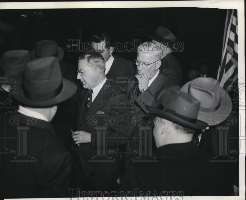 Load image into Gallery viewer, 1941 Press Photo City of Chicago Union Employees Strike - nef24807
