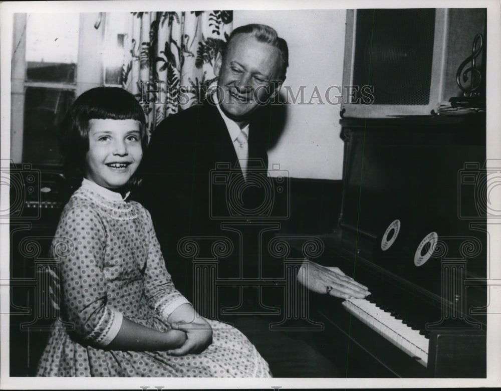 1959 Press Photo Sammy Kaye,American Bandleader with Lauria Jay - nef24823