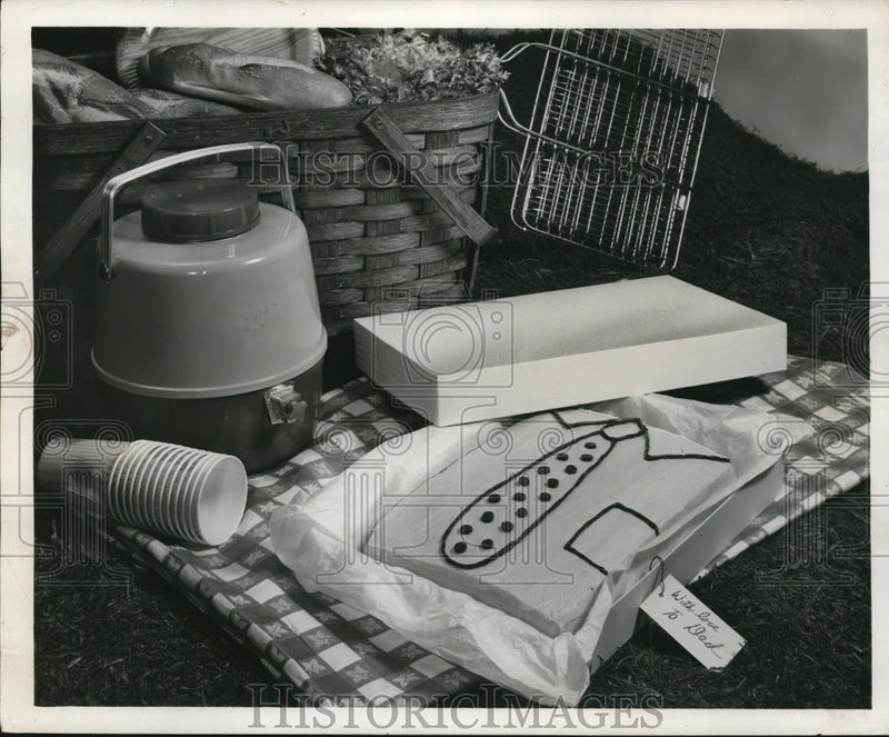 Load image into Gallery viewer, 1962 Press Photo Shirt &amp; Polka Dot Necktie Cake for Father's Day Picnic
