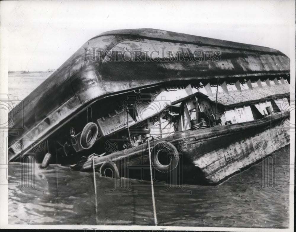1941 Press Photo Beached Barges in Deleware River Near Reading Ferry Slip