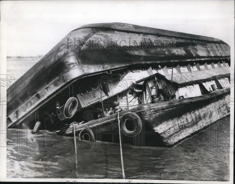 Load image into Gallery viewer, 1941 Press Photo Beached Barges in Deleware River Near Reading Ferry Slip
