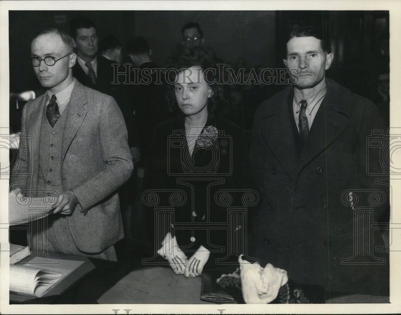 Load image into Gallery viewer, 1933 Press Photo Luellapearl Hammer, W.P. Howard at Los Angeles Arraignment
