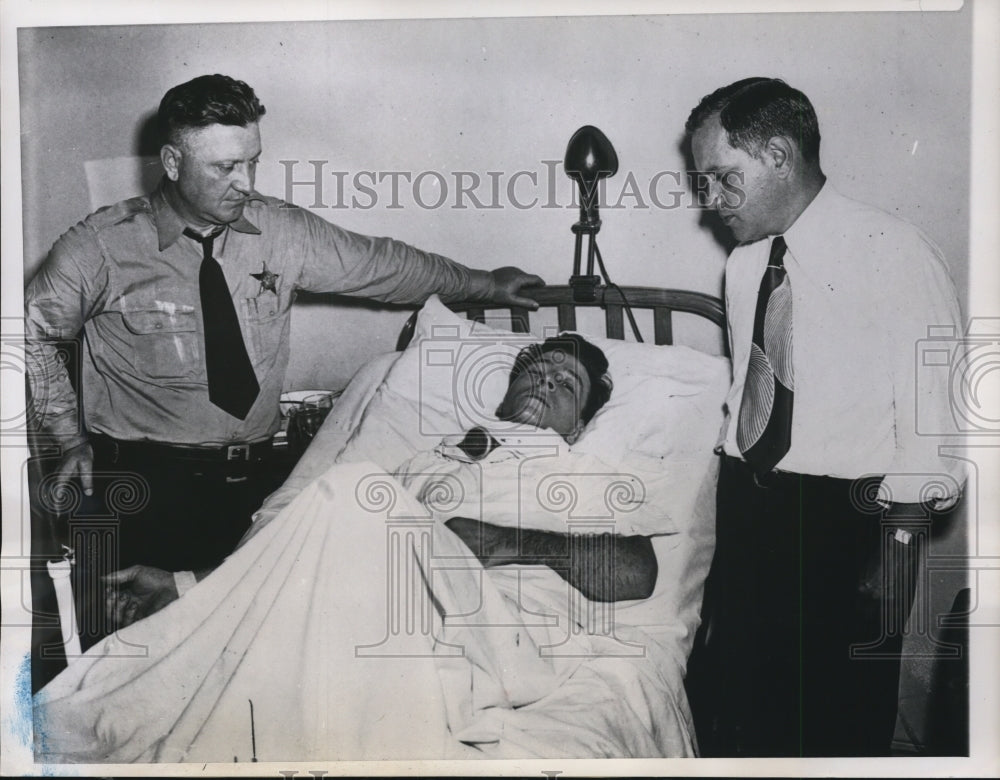 1949 Press Photo Arthur Marino Questioned by Police in Chicago Hospital