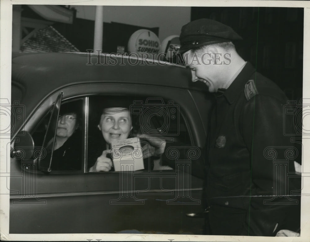 1940 Press Photo Standard Oil Company Distributing 70th Birthday Cakes Cleveland