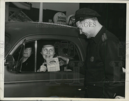 1940 Press Photo Standard Oil Company Distributing 70th Birthday Cakes Cleveland