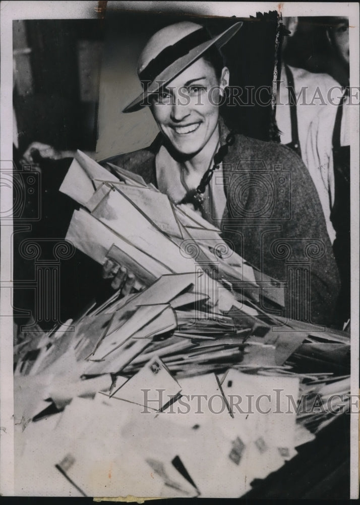 Load image into Gallery viewer, 1935 Press Photo Melvina Starns of Denver Post with Chain Letters in Office
