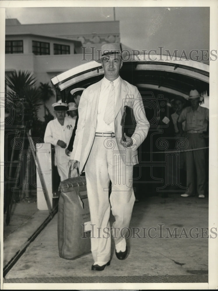 Load image into Gallery viewer, 1938 Press Photo Harry S Roberts carries personal letters to President Roosevelt

