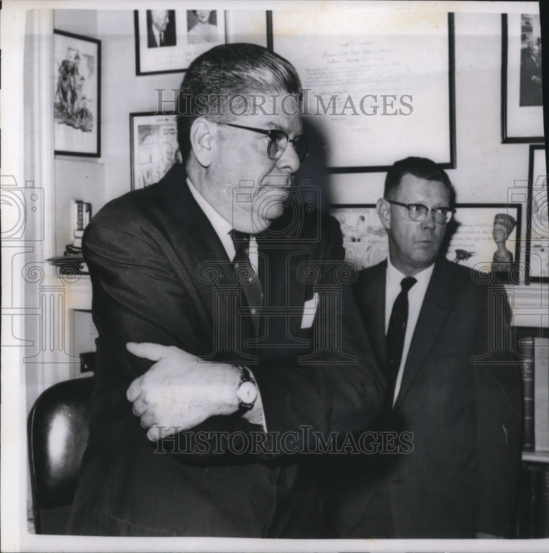 Load image into Gallery viewer, 1959 Press Photo James Mitchell Talks To Newsmen at The White House - nef25202
