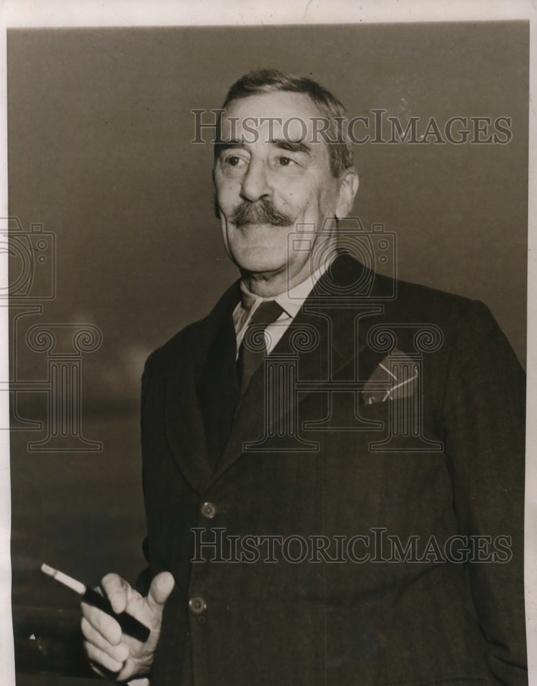 1937 Press Photo Sir Ronald Lindsay Shown Abroad the S.S. Queen Mary on Arrival