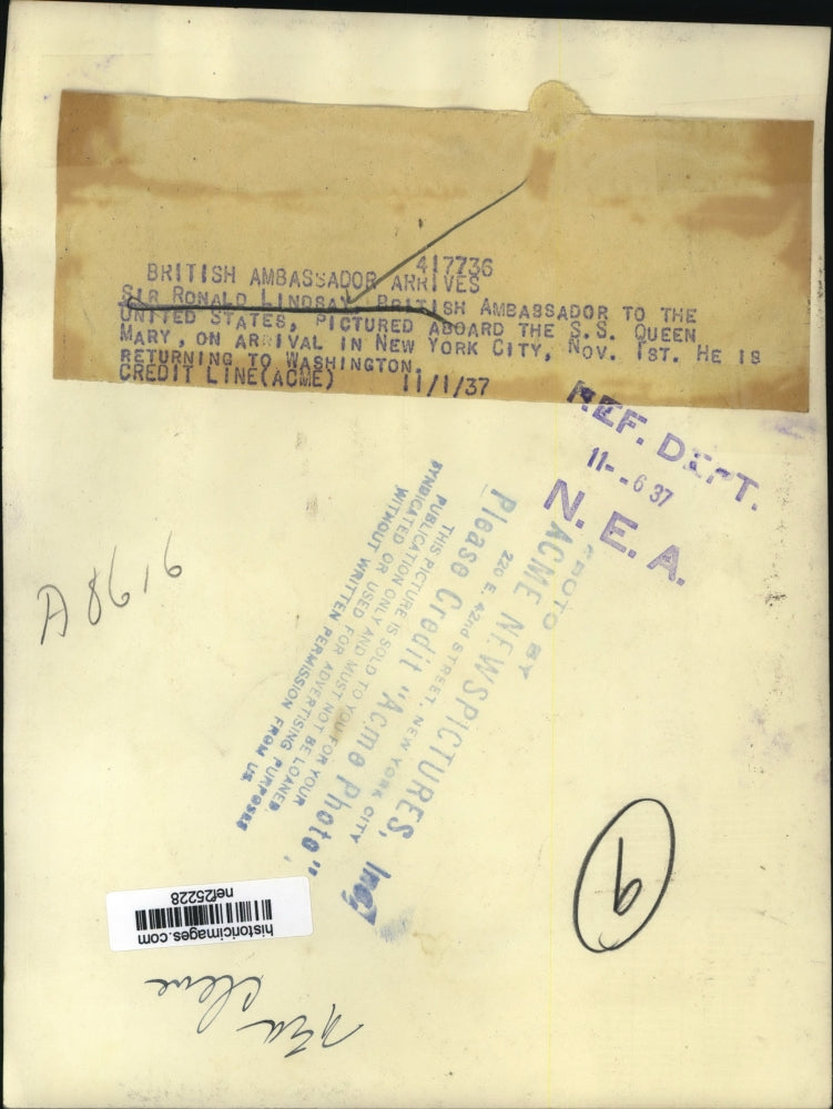 1937 Press Photo Sir Ronald Lindsay Shown Abroad the S.S. Queen Mary on Arrival