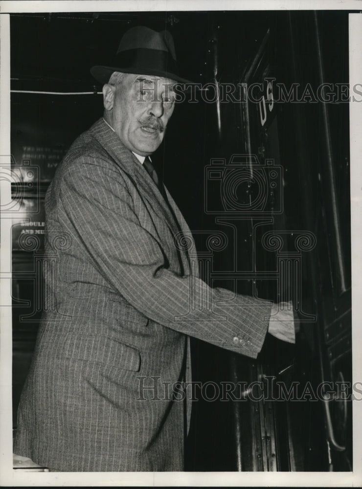 1939 Press Photo Sir Ronald Lindsay as He Boarded Train - nef25230