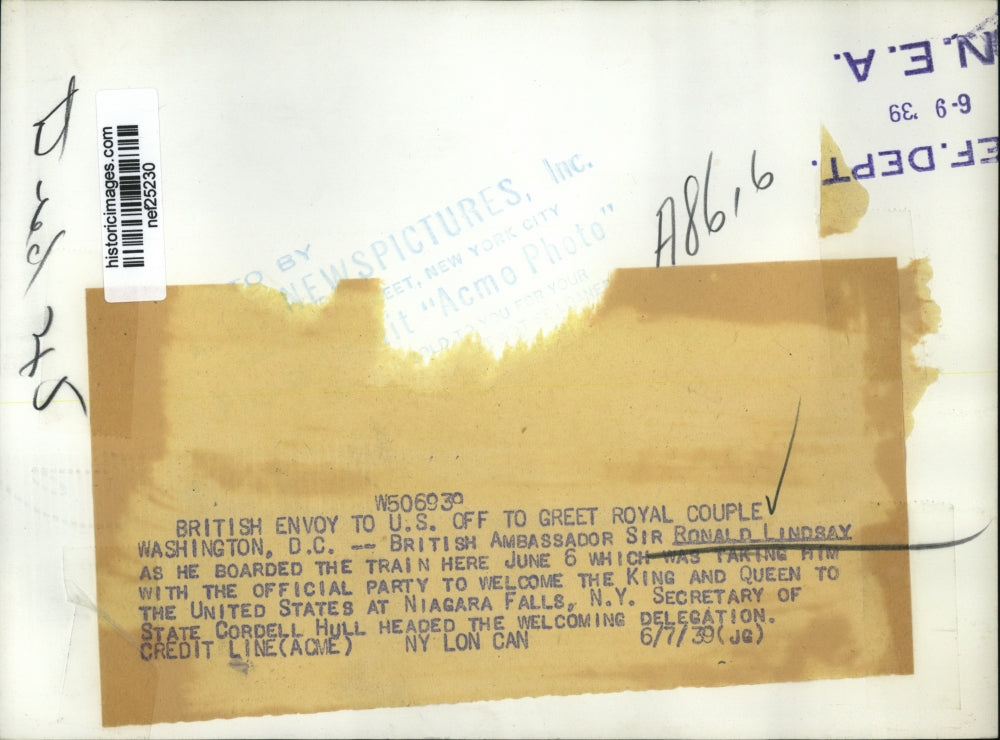 1939 Press Photo Sir Ronald Lindsay as He Boarded Train - nef25230