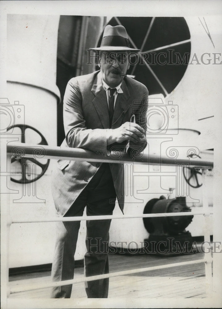 1993 Press Sir Ronald Lindsay Shown as He Sailed Off For Vacation in England