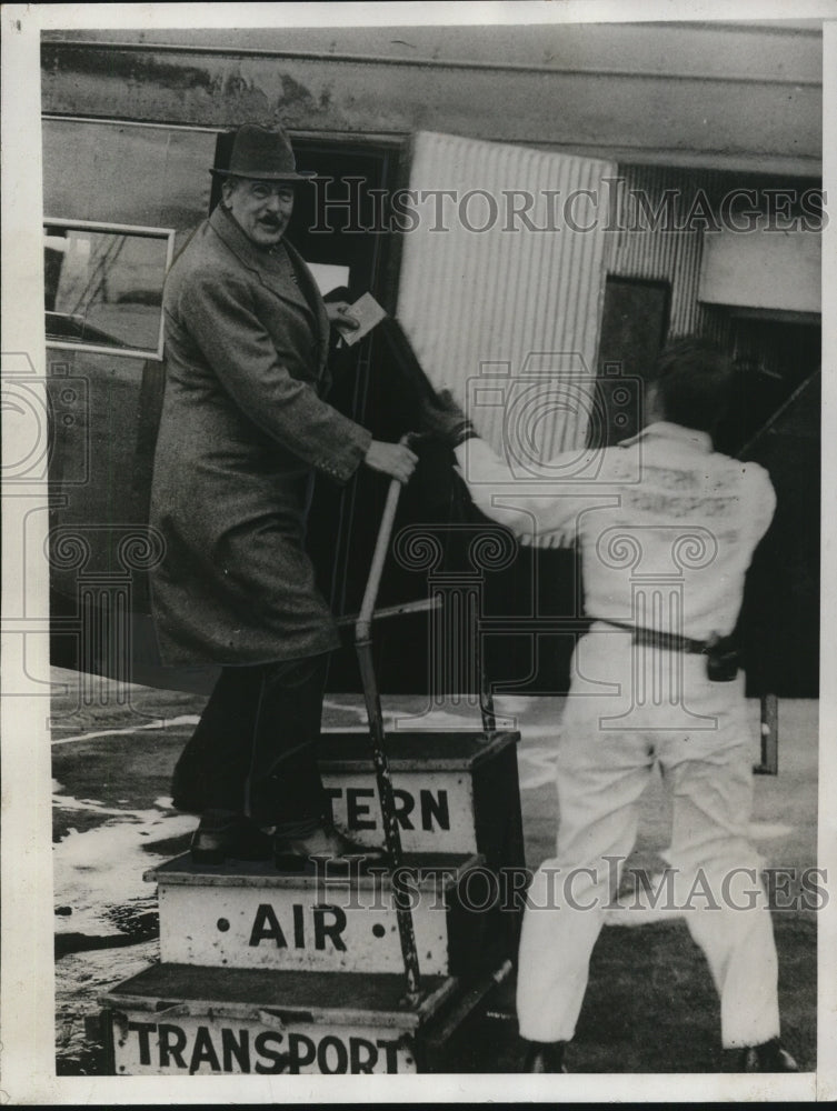 1933 Press Photo Sir Ronald Lindsay Boards Plane From D.C. to Warm Springs, GA