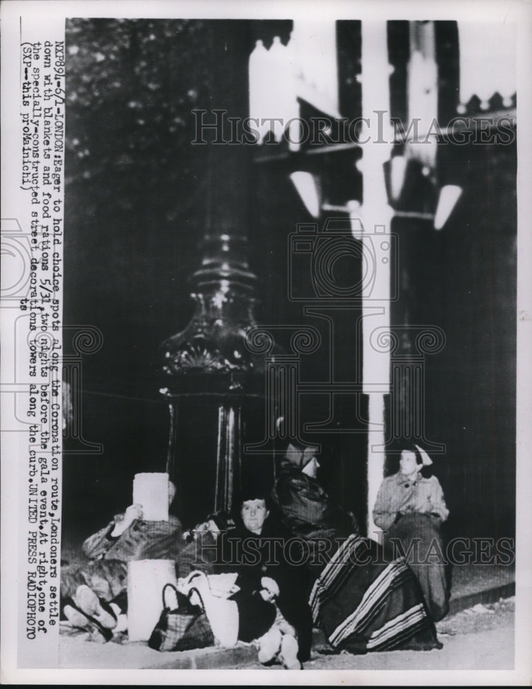 1953 Press Photo Londoners Settle Down with Blankets & Food 2 Nights Before Gala