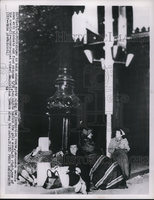 1953 Press Photo Londoners Settle Down with Blankets & Food 2 Nights Before Gala