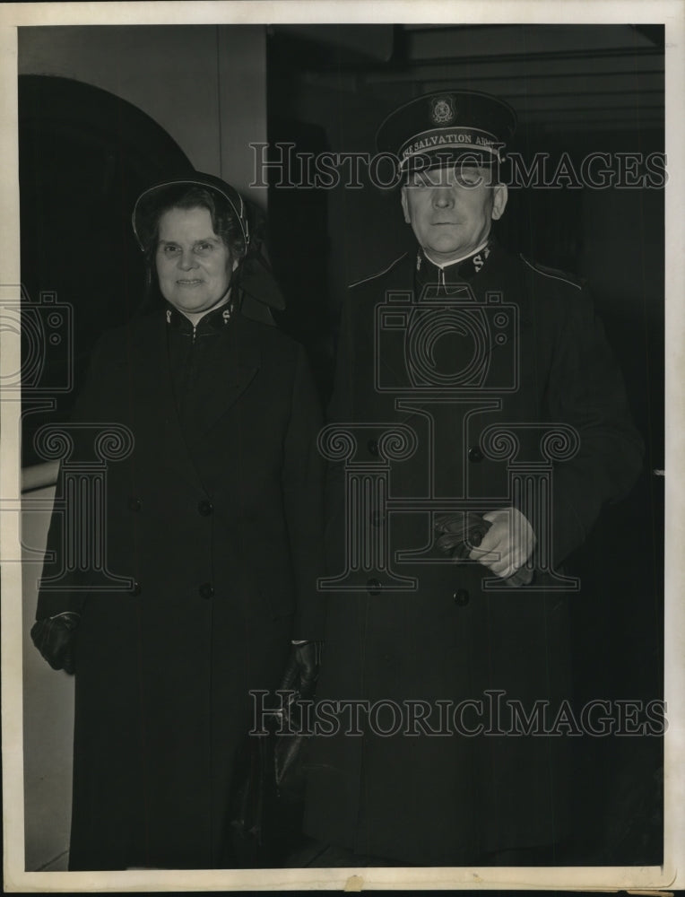 Load image into Gallery viewer, 1940 Press Photo John Evan Smith and Mrs Smith of London as They Arrive in NY
