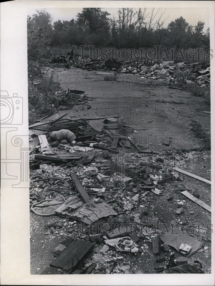 1969 Press Photo Trash Dumping on Seville Road, Ohio - nef25292