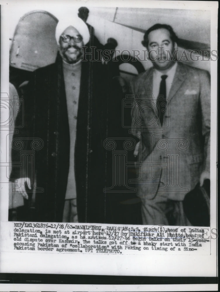 1962 Press Photo S.S. Singh, Zulifikar Ali Bhutto at Rawalpindi Airport Pakistan- Historic Images