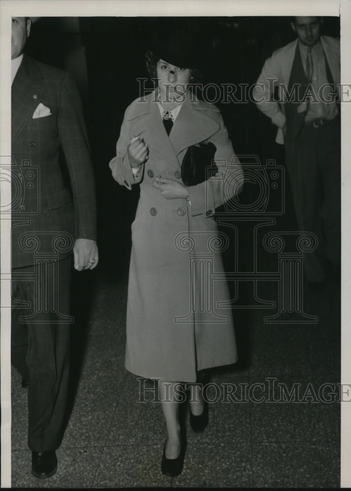 1937 Press Photo Della Staszkie Leaving Court in Chicago - nef25315