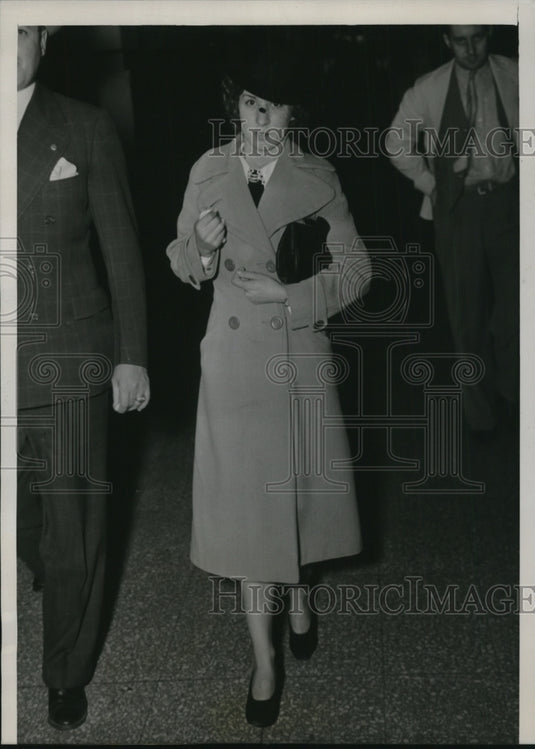 1937 Press Photo Della Staszkie Leaving Court in Chicago - nef25315