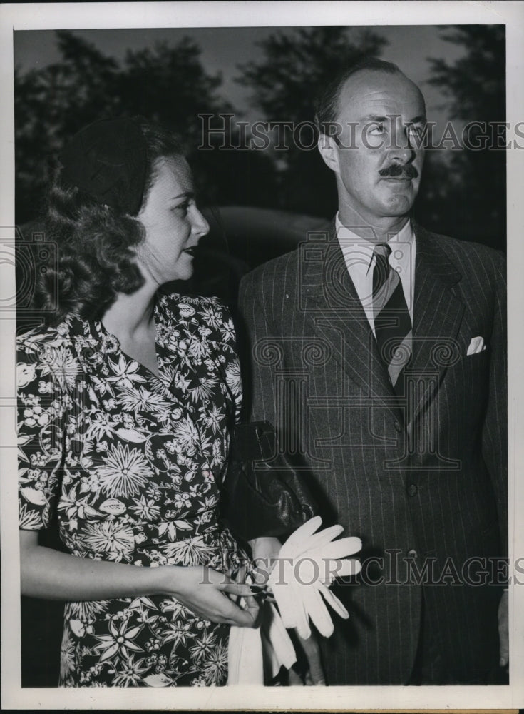 1944 Press Photo Lewis J.C. Goodboy, Wife Patricia in Chicago - nef25316