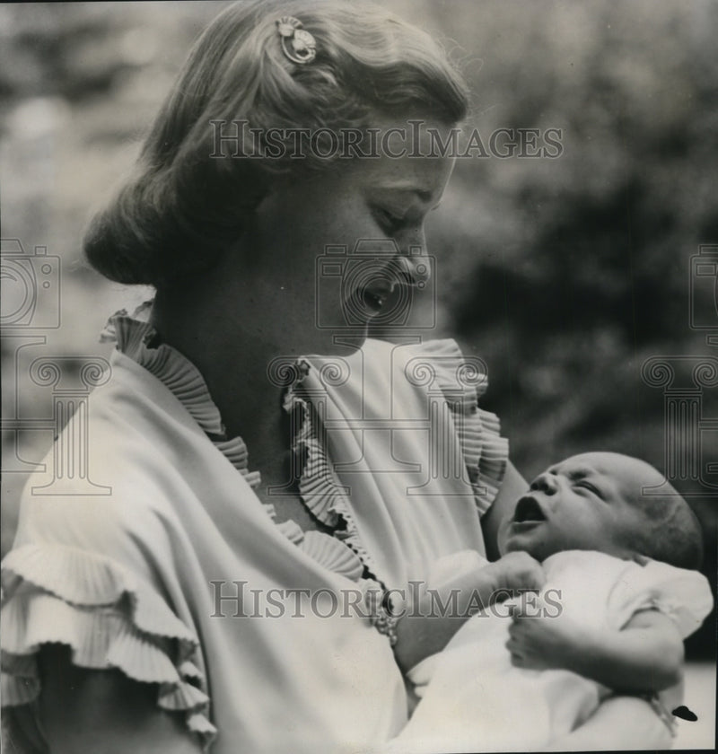 Load image into Gallery viewer, 1938 Press Photo Ethel Roosevelt Holds Son Franklin III at "Owl's Nest" Delaware
