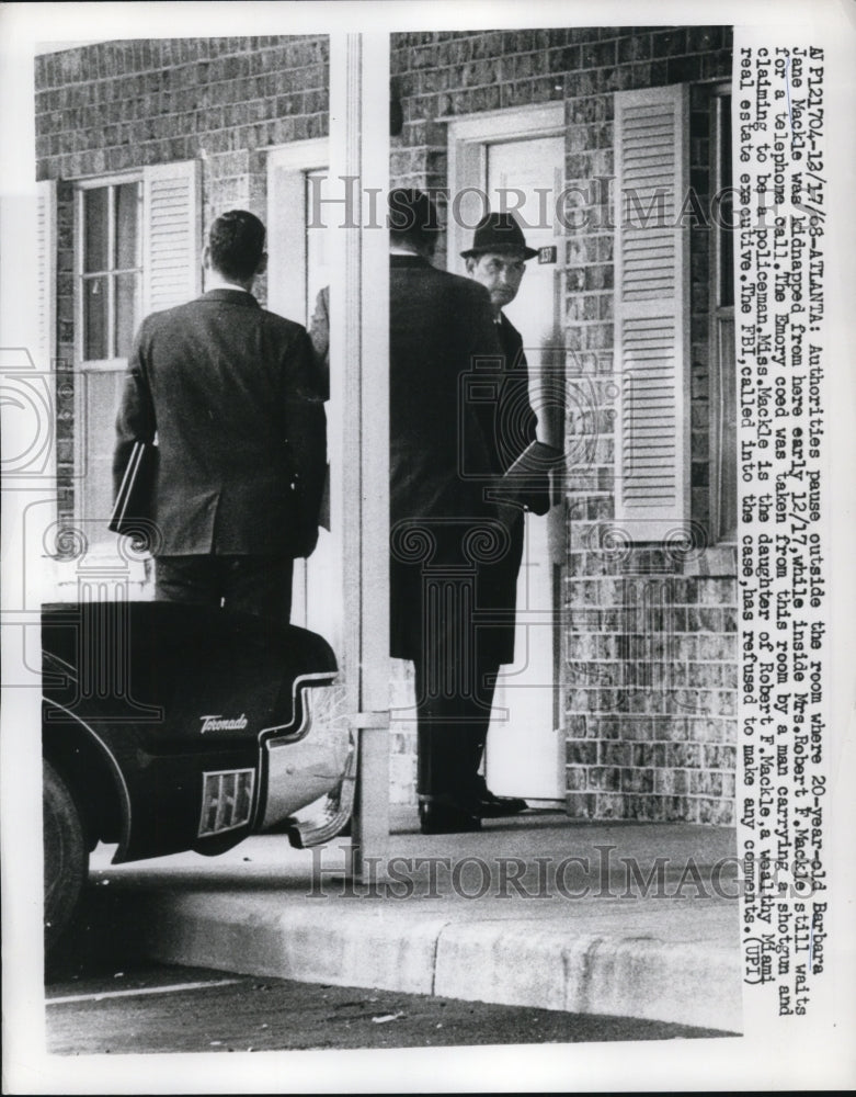 1968 Press Photo Police @ Hotel Room Where Barbara Jane Mackle Kidnapped Atlanta