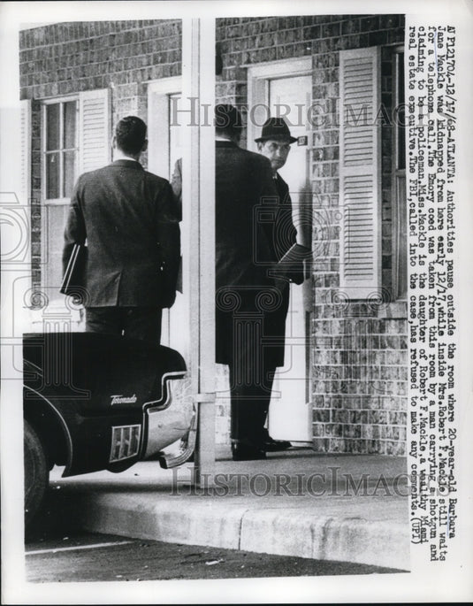 1968 Press Photo Police @ Hotel Room Where Barbara Jane Mackle Kidnapped Atlanta