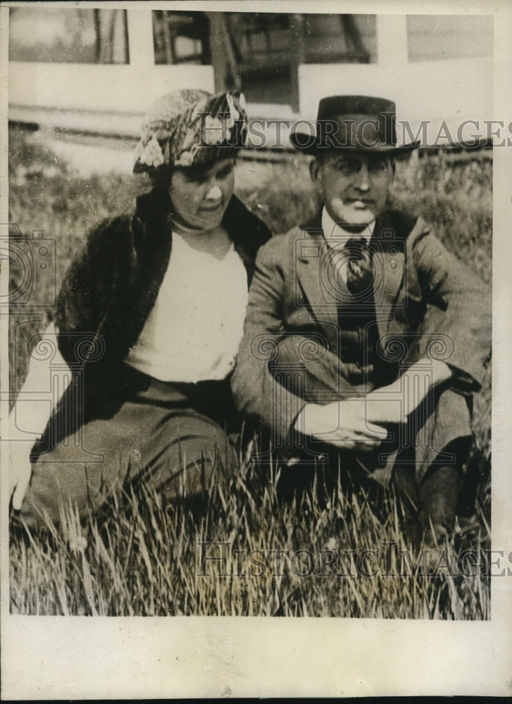 1925 Press Photo Albert Devine being held by police for murdering his wife