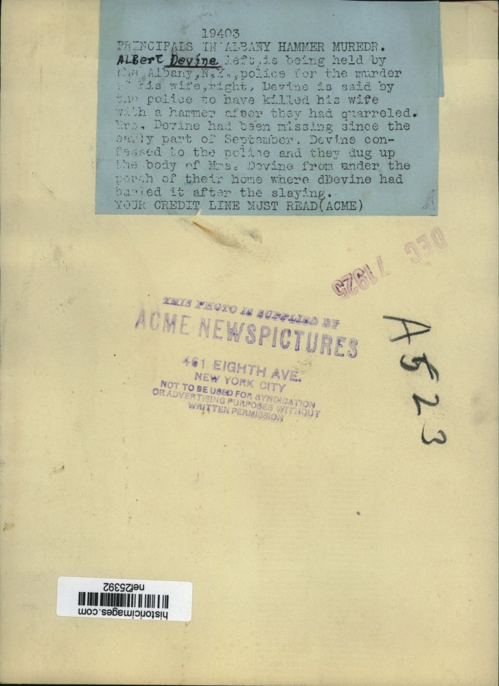 1925 Press Photo Albert Devine being held by police for murdering his wife
