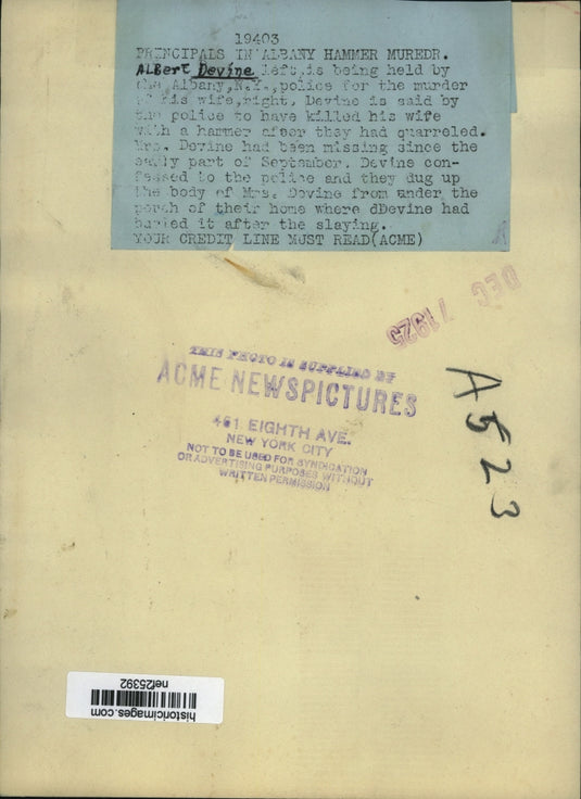 1925 Press Photo Albert Devine being held by police for murdering his wife