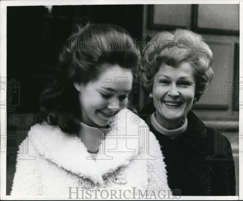 Load image into Gallery viewer, 1968 Press Photo Julie and Pat Nixon Arrive at Marble Collegiate Church New York
